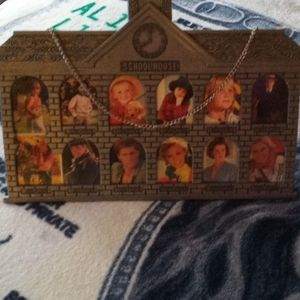 Very Uniquely Designed 🖼️ holds up to 12 individual pictures